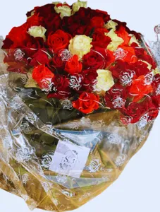 Round vase with mixed roses