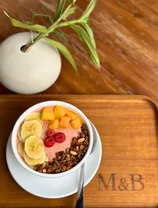 Raspberries mango smoothie bowl