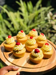 Strawberry Canilla Cupcakes - 12 Slice
