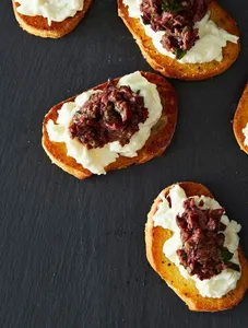 OLIVE TAPENADE CROSTINI